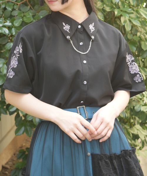 axes femme(アクシーズファム)の「チェーン付刺繍シャツ(シャツ/ブラウス・レディース・ホワイト/ミント/ブラック・FREE)」の2枚目の写真