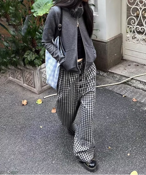 &soiree(アンドソワレ)の「フロントボタンデザインチェック柄ワイドパンツ(その他パンツ・レディース・ブラック・MEDIUM/LARGE/X-LARGE)」の2枚目の写真