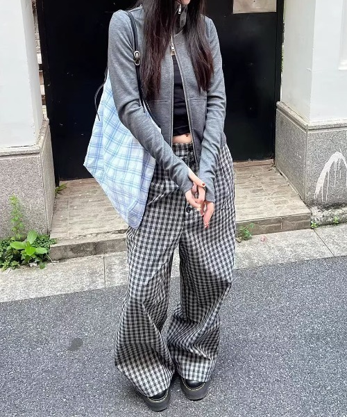 &soiree(アンドソワレ)の「フロントボタンデザインチェック柄ワイドパンツ(その他パンツ・レディース・ブラック・MEDIUM/LARGE/X-LARGE)」の3枚目の写真