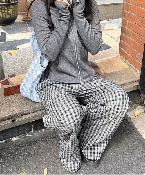 &soiree(アンドソワレ)の「フロントボタンデザインチェック柄ワイドパンツ(その他パンツ・レディース・ブラック・MEDIUM/LARGE/X-LARGE)」の4枚目の写真