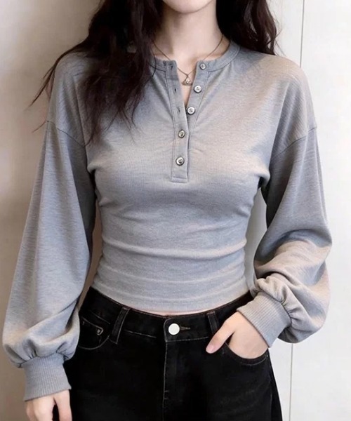 SHERU(シェル)の「ボリュームスリーブウエストシェイプヘンリーネックトップス 長袖 ロンT(Tシャツ/カットソー・レディース・ブラック/グレー・M)」の1枚目の写真
