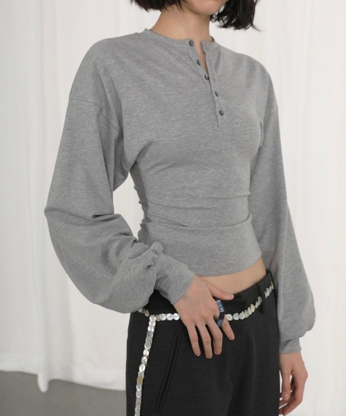 SHERU(シェル)の「ボリュームスリーブウエストシェイプヘンリーネックトップス 長袖 ロンT(Tシャツ/カットソー・レディース・ブラック/グレー・M)」の5枚目の写真
