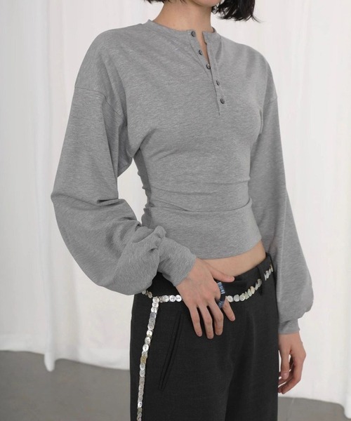 SHERU(シェル)の「ボリュームスリーブウエストシェイプヘンリーネックトップス 長袖 ロンT(Tシャツ/カットソー・レディース・ブラック/グレー・M)」の9枚目の写真
