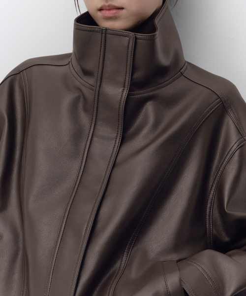 MUSINSA STANDARD WOMAN（ムシンサスタンダードウーマン）の「ウィメンズ シンセティックレザー ハイネックブルゾンジャケット [ブラウン]（ライダースジャケット・レディース・その他・LARGE/SMALL/MEDIUM）」の4枚目の写真