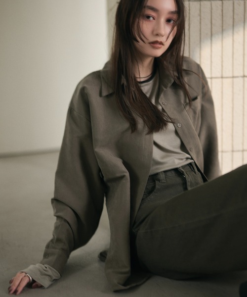 LAULEN(ローレン)の「back buckle suede touch shirt/バックバックルスエードタッチシャツ(シャツ/ブラウス・レディース・カーキ/ブラウン・FREE)」の2枚目の写真