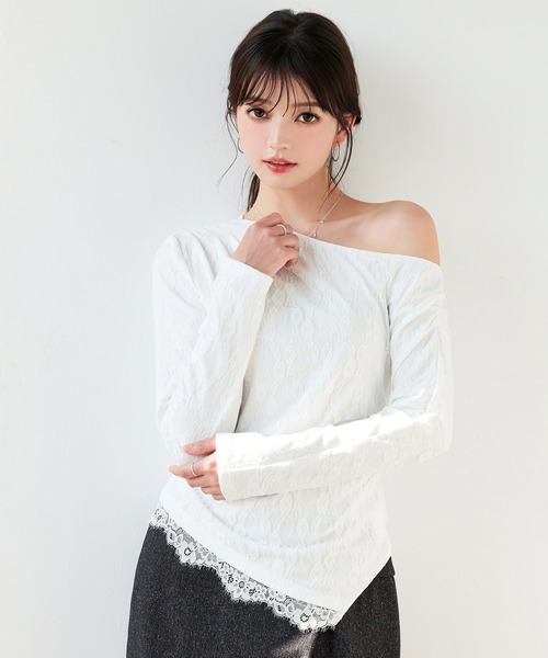 SAISON DE PAPILLON(セゾンドパピヨン)の「レーストップス レディース 長袖花柄レース アシンメトリーネック ワンショルダー 肩見せ サイドギャザー ドレープ シャーリング パワーショルダー 裾レース フィット 細見え 透け感 フェミニン エレガント きれいめ パーティー デート 秋 冬(シャツ/ブラウス・レディース・ホワイト/ブラウン/ブラック・S/L/M)」の4枚目の写真