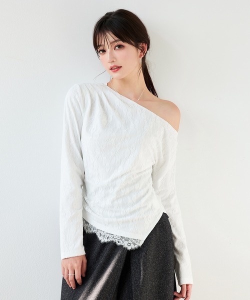 SAISON DE PAPILLON(セゾンドパピヨン)の「レーストップス レディース 長袖花柄レース アシンメトリーネック ワンショルダー 肩見せ サイドギャザー ドレープ シャーリング パワーショルダー 裾レース フィット 細見え 透け感 フェミニン エレガント きれいめ パーティー デート 秋 冬(シャツ/ブラウス・レディース・ホワイト/ブラウン/ブラック・S/L/M)」の5枚目の写真