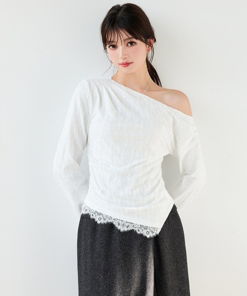 SAISON DE PAPILLON(セゾンドパピヨン)の「レーストップス レディース 長袖花柄レース アシンメトリーネック ワンショルダー 肩見せ サイドギャザー ドレープ シャーリング パワーショルダー 裾レース フィット 細見え 透け感 フェミニン エレガント きれいめ パーティー デート 秋 冬(シャツ/ブラウス・レディース・ホワイト/ブラウン/ブラック・S/L/M)」の6枚目の写真