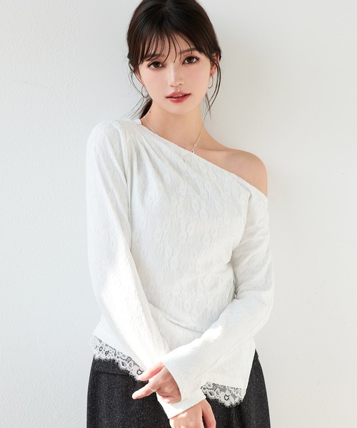 SAISON DE PAPILLON(セゾンドパピヨン)の「レーストップス レディース 長袖花柄レース アシンメトリーネック ワンショルダー 肩見せ サイドギャザー ドレープ シャーリング パワーショルダー 裾レース フィット 細見え 透け感 フェミニン エレガント きれいめ パーティー デート 秋 冬(シャツ/ブラウス・レディース・ホワイト/ブラウン/ブラック・S/L/M)」の8枚目の写真