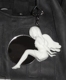 EVERYTHINGS（エブリシングス）の「【nmtc+ × THINGS】Angel Girl Mirror Keyring / 【エヌエムティーシープラス×シングス】エンジェルガールミラーキーリング＜着用動画あり＞（キーホルダー）」