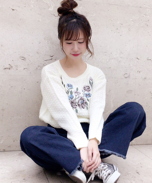 archives（アルシーヴ）の「胸花刺繍ニットプルオーバー（ニット/セーター・レディース・オフホワイト/グレー/ブラック・MEDIUM）」の2枚目の写真