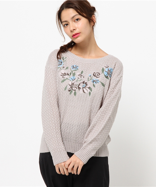 archives（アルシーヴ）の「胸花刺繍ニットプルオーバー（ニット/セーター・レディース・オフホワイト/グレー/ブラック・MEDIUM）」の3枚目の写真