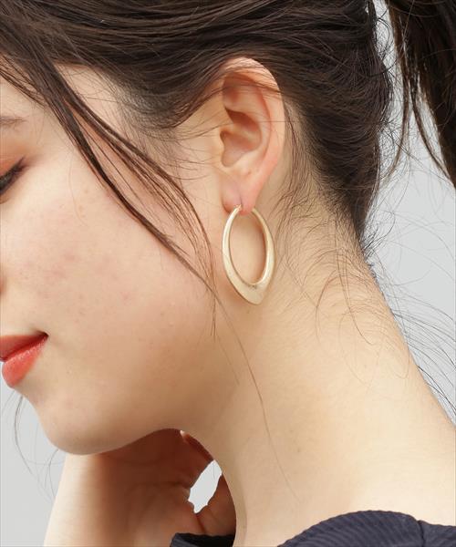 ADAM ET ROPE'（アダムエロペ）の「エッジフープピアス（ピアス（両耳用）・レディース・シルバー/ゴールド・FREE）」の2枚目の写真