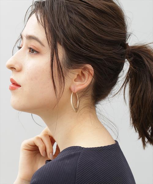 ADAM ET ROPE'（アダムエロペ）の「エッジフープピアス（ピアス（両耳用）・レディース・シルバー/ゴールド・FREE）」の5枚目の写真