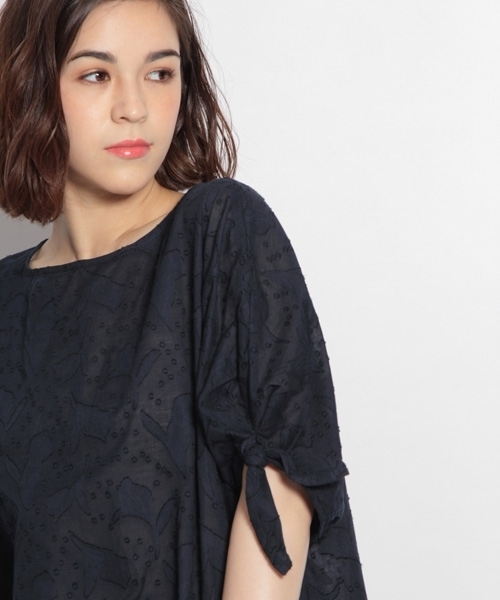 niko and...(ニコアンド)の「花ドビー袖リボンブラウス(シャツ/ブラウス・レディース・ホワイト/ネイビー/キャメル・MEDIUM/LARGE)」の2枚目の写真