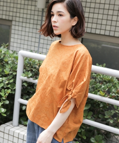 niko and...(ニコアンド)の「花ドビー袖リボンブラウス(シャツ/ブラウス・レディース・ホワイト/ネイビー/キャメル・MEDIUM/LARGE)」の3枚目の写真