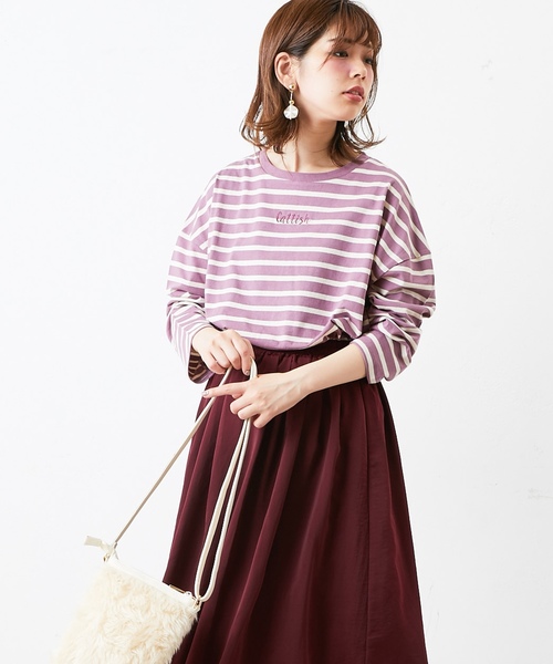 natural couture(ナチュラルクチュール)の「ちびロゴ刺繍ロンTシャツ(Tシャツ/カットソー・レディース・ベージュ/ブルー/アイボリー/ホワイト×ブラック/パープル系その他/スミクロ・FREE)」の2枚目の写真