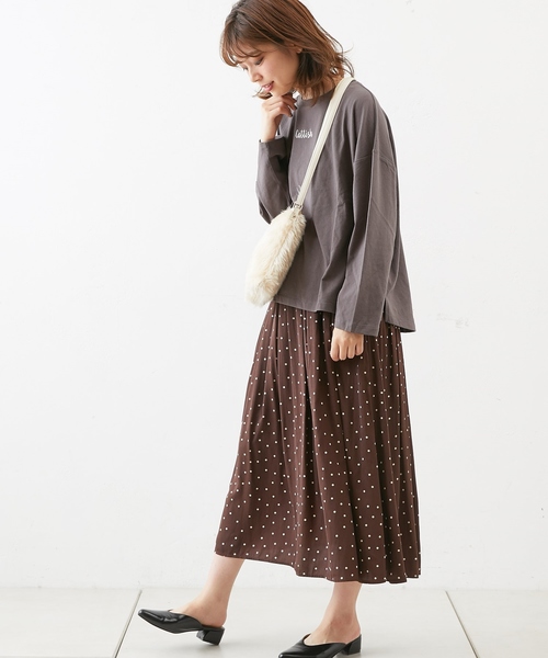 natural couture(ナチュラルクチュール)の「ちびロゴ刺繍ロンTシャツ(Tシャツ/カットソー・レディース・ベージュ/ブルー/アイボリー/ホワイト×ブラック/パープル系その他/スミクロ・FREE)」の17枚目の写真