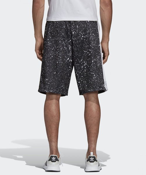 adidas（アディダス）の「ユニバース ショーツ [UNIVERSE AOP SHORTS] オリジナルス（その他パンツ・メンズ・ブラック系その他・SMALL/MEDIUM/LARGE）」の5枚目の写真