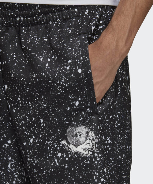 adidas（アディダス）の「ユニバース ショーツ [UNIVERSE AOP SHORTS] オリジナルス（その他パンツ・メンズ・ブラック系その他・SMALL/MEDIUM/LARGE）」の7枚目の写真