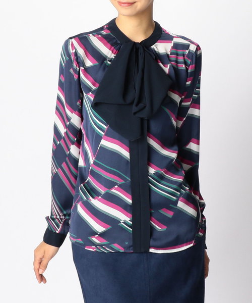 NARACAMICIE（ナラカミーチェ）の「ジオメトリックサテンプリントリボンブラウス（シャツ/ブラウス・レディース・グリーン/ピンク・SMALL/MEDIUM/LARGE）」の3枚目の写真