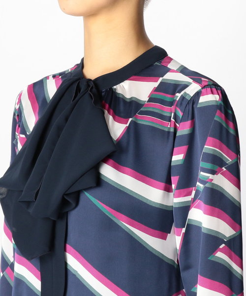 NARACAMICIE（ナラカミーチェ）の「ジオメトリックサテンプリントリボンブラウス（シャツ/ブラウス・レディース・グリーン/ピンク・SMALL/MEDIUM/LARGE）」の6枚目の写真