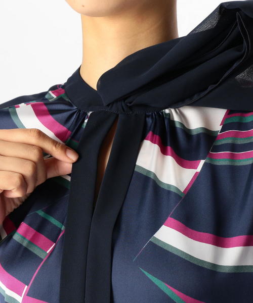 NARACAMICIE（ナラカミーチェ）の「ジオメトリックサテンプリントリボンブラウス（シャツ/ブラウス・レディース・グリーン/ピンク・SMALL/MEDIUM/LARGE）」の7枚目の写真