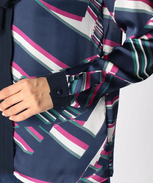 NARACAMICIE（ナラカミーチェ）の「ジオメトリックサテンプリントリボンブラウス（シャツ/ブラウス・レディース・グリーン/ピンク・SMALL/MEDIUM/LARGE）」の8枚目の写真