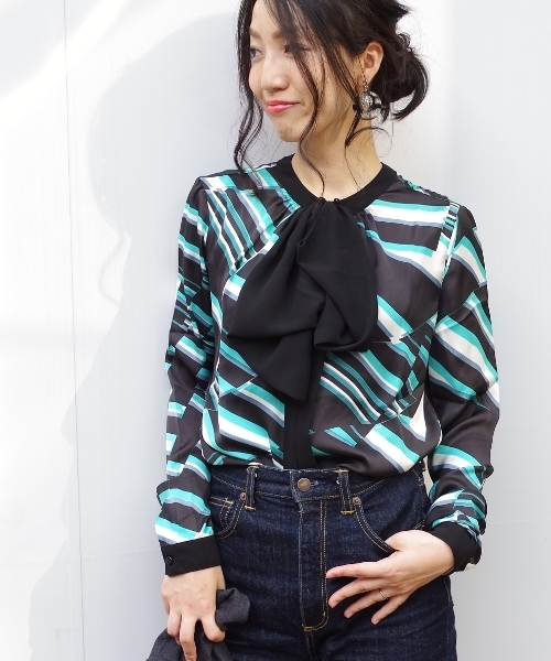 NARACAMICIE（ナラカミーチェ）の「ジオメトリックサテンプリントリボンブラウス（シャツ/ブラウス・レディース・グリーン/ピンク・SMALL/MEDIUM/LARGE）」の20枚目の写真