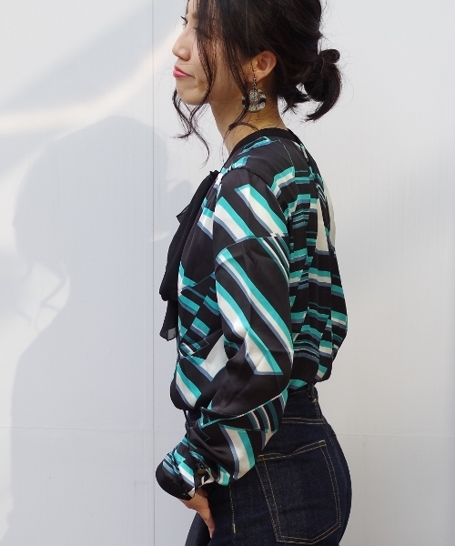 NARACAMICIE（ナラカミーチェ）の「ジオメトリックサテンプリントリボンブラウス（シャツ/ブラウス・レディース・グリーン/ピンク・SMALL/MEDIUM/LARGE）」の22枚目の写真