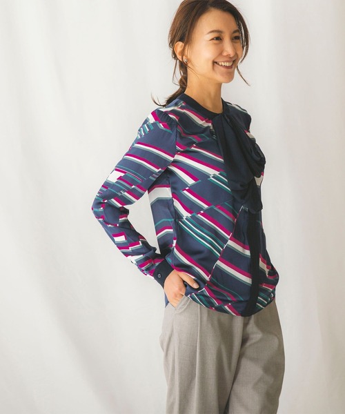 NARACAMICIE（ナラカミーチェ）の「ジオメトリックサテンプリントリボンブラウス（シャツ/ブラウス・レディース・グリーン/ピンク・SMALL/MEDIUM/LARGE）」の2枚目の写真