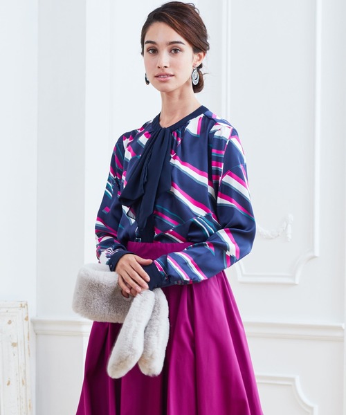 NARACAMICIE（ナラカミーチェ）の「ジオメトリックサテンプリントリボンブラウス（シャツ/ブラウス・レディース・グリーン/ピンク・SMALL/MEDIUM/LARGE）」の19枚目の写真