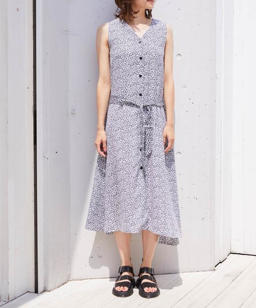 Chaco closet(チャコ クローゼット)の「小花柄ノースリーブワンピース(ワンピース・レディース・ブラック/オレンジ/アイボリー・FREE)」の11枚目の写真