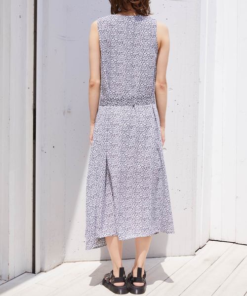 Chaco closet(チャコ クローゼット)の「小花柄ノースリーブワンピース(ワンピース・レディース・ブラック/オレンジ/アイボリー・FREE)」の4枚目の写真