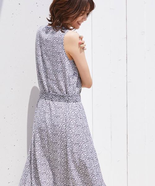 Chaco closet(チャコ クローゼット)の「小花柄ノースリーブワンピース(ワンピース・レディース・ブラック/オレンジ/アイボリー・FREE)」の6枚目の写真