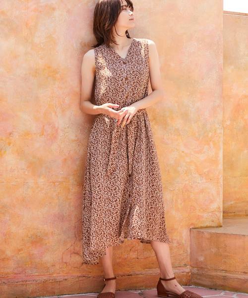 Chaco closet(チャコ クローゼット)の「小花柄ノースリーブワンピース(ワンピース・レディース・ブラック/オレンジ/アイボリー・FREE)」の16枚目の写真