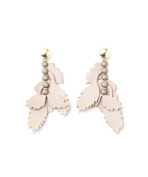 THE Dallas（ザ・ダラス）の「【THE Dallas(ザ ダラス)】レザーシャドーイヤリング D9A-65（イヤリング・レディース・ベージュ/キャメル・FREE）」の4枚目の写真