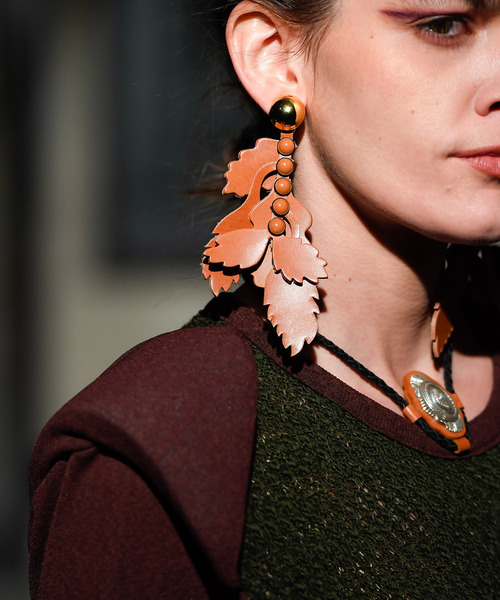 THE Dallas（ザ・ダラス）の「【THE Dallas(ザ ダラス)】レザーシャドーイヤリング D9A-65（イヤリング・レディース・ベージュ/キャメル・FREE）」の15枚目の写真