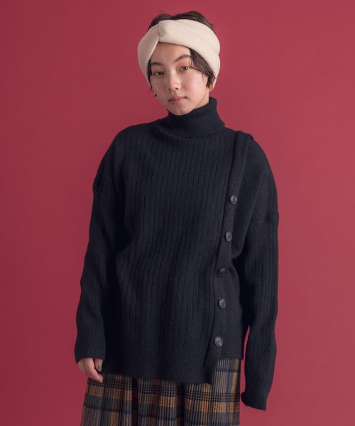 Libra Cue(リブラ キュー)の「Libra サイドボタンタートルニット(ニット/セーター・レディース・ブラック/ベージュ/ブルー・FREE)」の4枚目の写真