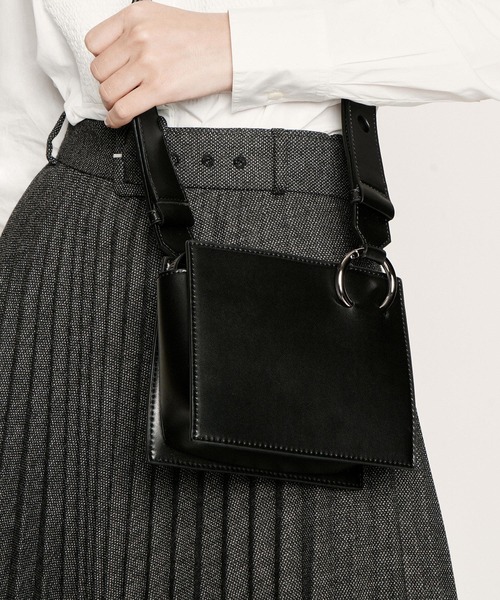 CHARLES & KEITH（チャールズ & キース）の「スクエア クロスボディ