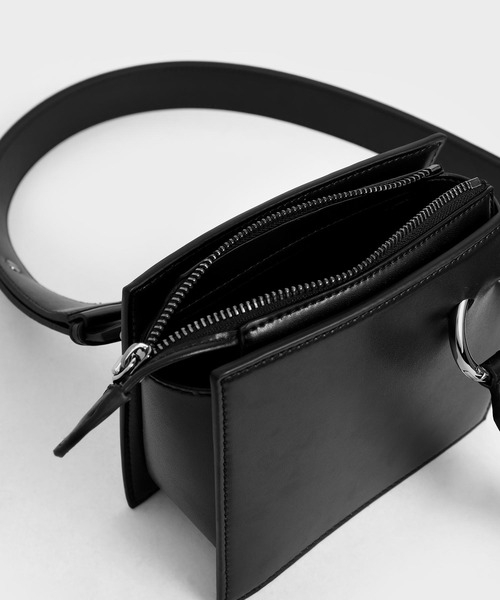 CHARLES & KEITH（チャールズ & キース）の「スクエア クロスボディ