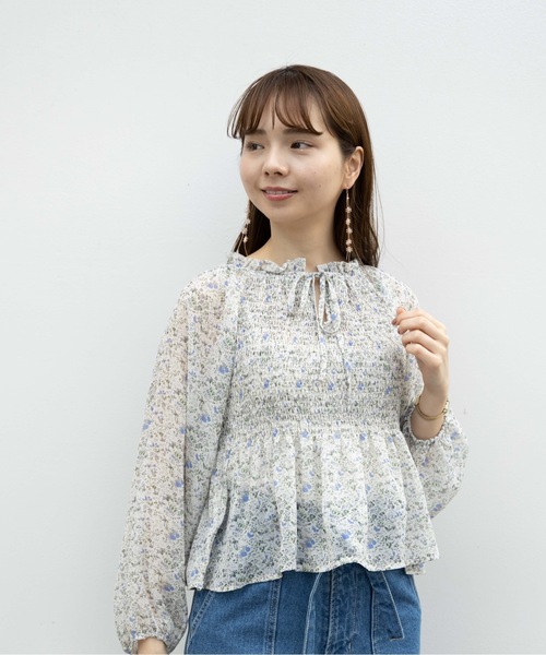 flower(フラワー)の「スキッパーシャーリングブラウス(シャツ/ブラウス・レディース・ホワイト/イエロー・FREE)」の2枚目の写真