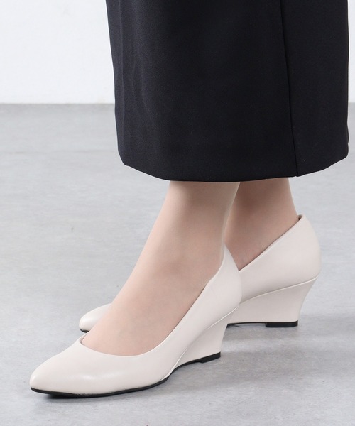 LibertyDoll（リバティードール）の「Liberty Doll / ポインテッドトゥ 5.5cm ウエッジヒール パンプス(5451)（パンプス・レディース・ブラック/ベージュ/グレー/ネイビー/レッド/ダークブラウン/ベージュ系その他/ブラック系その他/アイボリー・LL/SS/S/M/L/XL）」の2枚目の写真