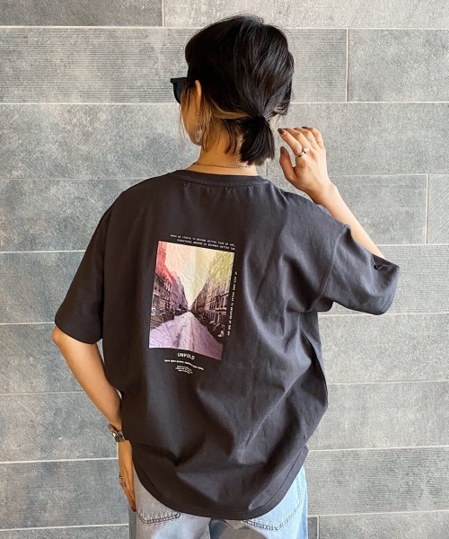 PAGEBOY（ページボーイ）の「バックフォトTEE（Tシャツ/カットソー・レディース・ブラック/オフホワイト/チャコールグレー・FREE）」の3枚目の写真