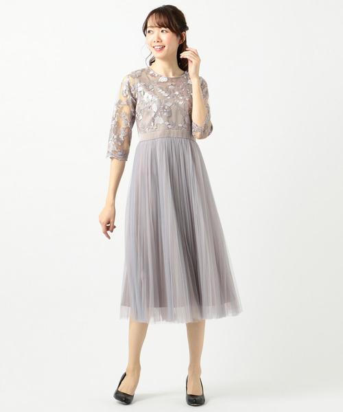 Feroux（フェルゥ）の「【大人気のため再入荷！】エンブロイダリーLuxe ドレス（ドレス・レディース・ブラック系/ライトグレー系・1/2）」の3枚目の写真