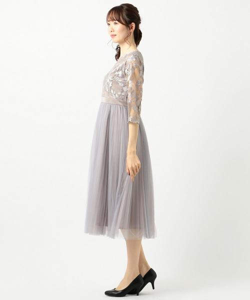 Feroux（フェルゥ）の「【大人気のため再入荷！】エンブロイダリーLuxe ドレス（ドレス・レディース・ブラック系/ライトグレー系・1/2）」の4枚目の写真