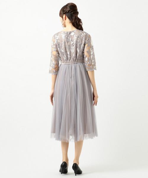 Feroux（フェルゥ）の「【大人気のため再入荷！】エンブロイダリーLuxe ドレス（ドレス・レディース・ブラック系/ライトグレー系・1/2）」の5枚目の写真