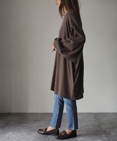 Riberry（リベリー）の「バックスリットオーバーサイズプルオーバー（チュニック・レディース・オフホワイト/ブラック/ブラウン/ベージュ/パープル/グリーン・FREE）」の16枚目の写真