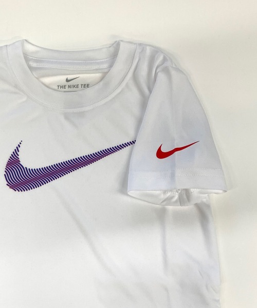 NIKE（ナイキ）の「NIKE/ナイキ SWOOSH SWIRL S/S TEE/スウォッシュ スウィル ショートスリーブ Tシャツ（Tシャツ/カットソー・キッズ・ホワイト/ヘザーグレー・115/110/105/120）」の4枚目の写真