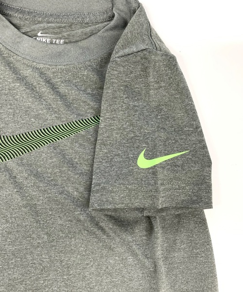 NIKE（ナイキ）の「NIKE/ナイキ SWOOSH SWIRL S/S TEE/スウォッシュ スウィル ショートスリーブ Tシャツ（Tシャツ/カットソー・キッズ・ホワイト/ヘザーグレー・115/110/105/120）」の5枚目の写真